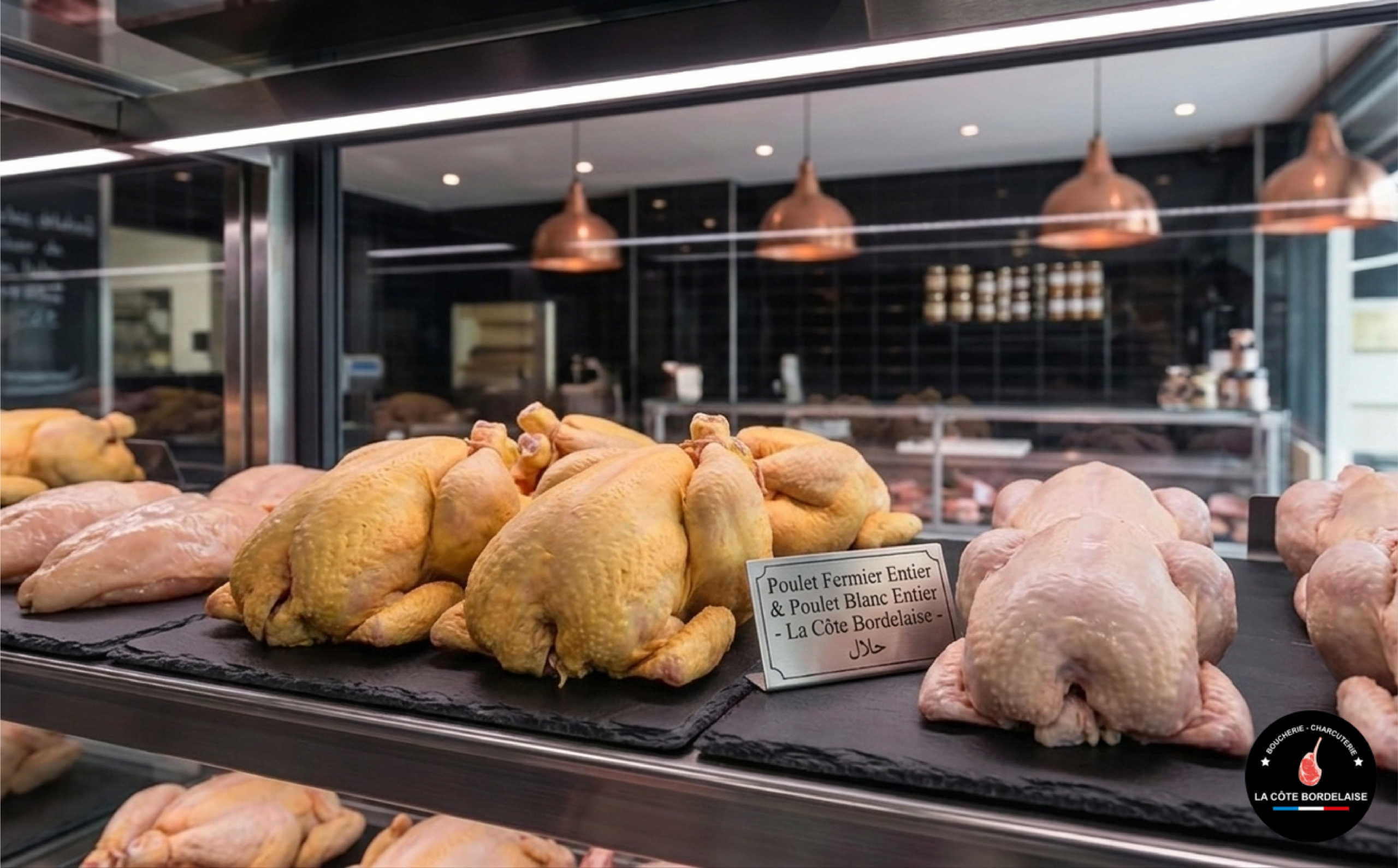 Poulet Blanc et fermier entier élevé en plein air certifié Halal pour rôti dominical savoureux.