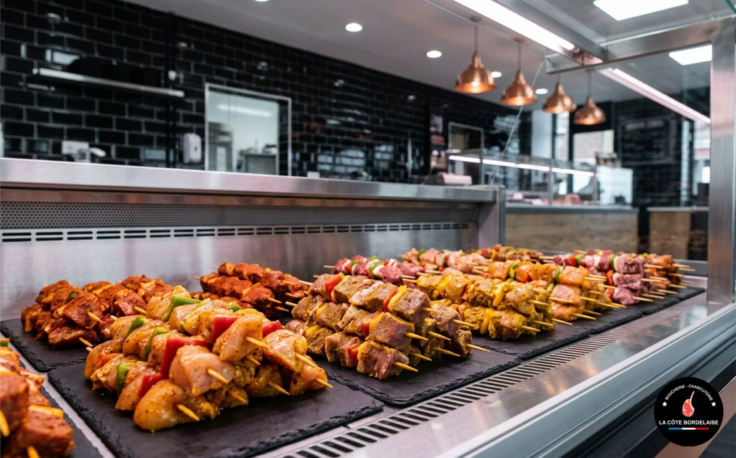 Plateau de brochettes de poulet et d'agneau marinées aux épices orientales, prêtes pour le barbecue, préparées par nos bouchers à Eysines.